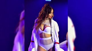 Сексапильная хохлушка позирует для фото в возбуждающих нарядах и голая