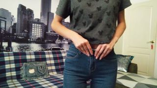 Худая первокурсница раздевается перед камерой догола