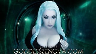 Блондинка с большими глазами гладит свои огромные сиськи