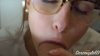 Сексуальная ботаничка в очках делает впервые минет с чем прекрасно справляется