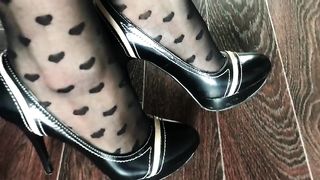 Тёлка показывает свои ноги в туфлях и чёрных нейлоновых колготках