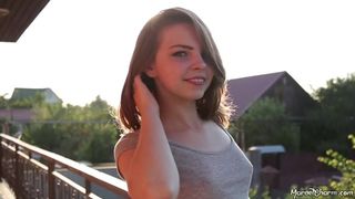 Милая тёлка в коротких шортах танцует на балконе и показывает маленькие титьки