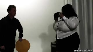 Секс мужика с жирной негритянкой с куни на стуле и на полу и еблей раком