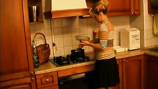 Проведал мамочку и трахнул раком на кухне