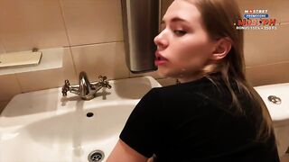 Трахнул спортсменку в туалете спортзала