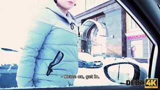 Телка платит пеню за просрочку минетом и киской